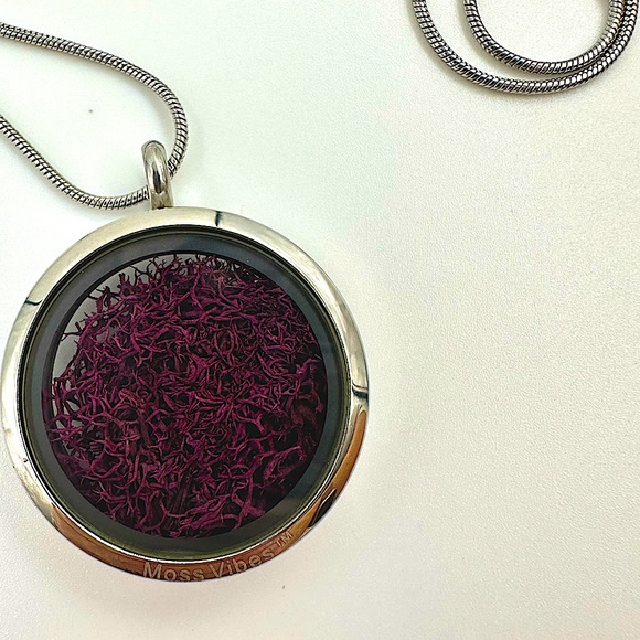 Eternal Moss Locket Pendant Necklace- Wine - Picture 3 of 6
